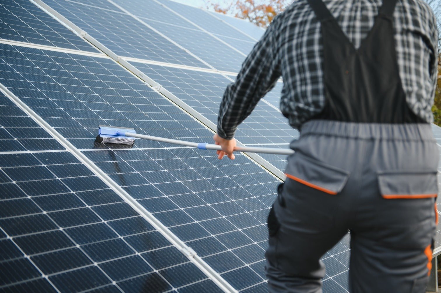 zelf zonnepanelen schoonmaken